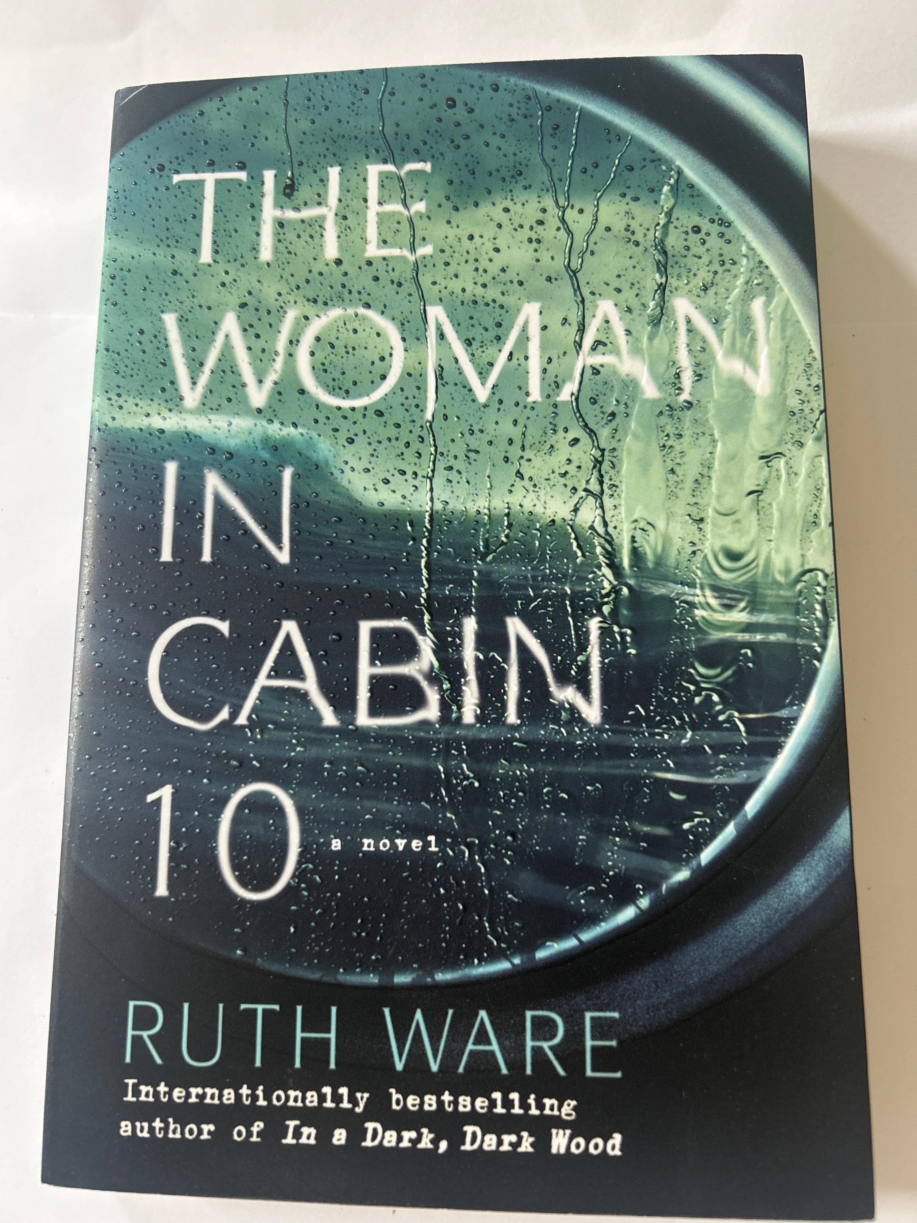 The woman in cabin 10 - Ruth ware