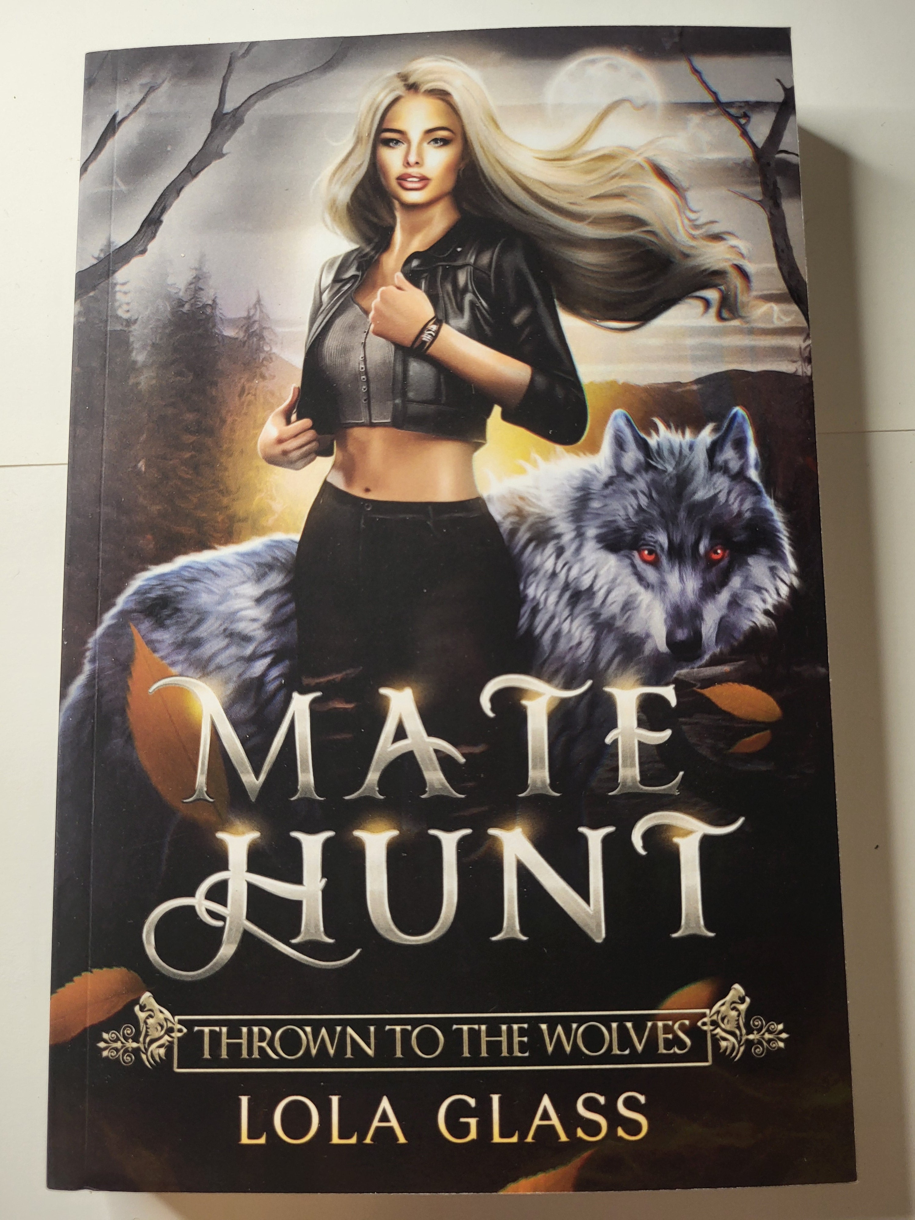 Mate Hunt Thrown to the Wolves - Lola Glass